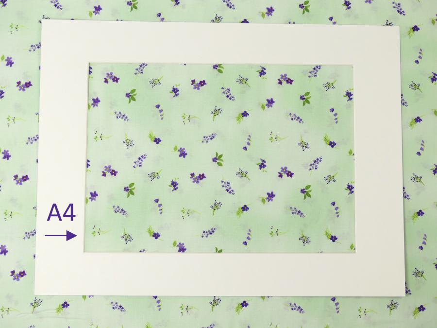 Patchworkstoff A4 Ausschnitt mit lila Blüten auf hellgrün